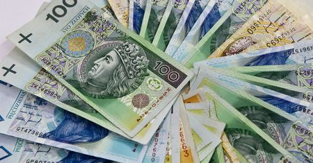 Złoty i inne waluty regionu nieco mocniejsze