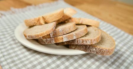 Jeśli z powodu koronawirusa boimy się pieczywa kupowanego luzem, włóżmy je do piekarnika