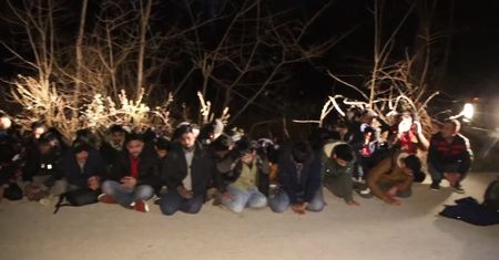 Greccy żołnierze zatrzymali grupę 30 migrantów w pobliżu granicy z Turcją. Ateny dostaną 700 mln euro na obronę granic od UE