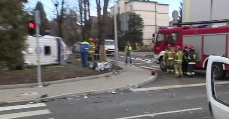Sześć osób, w tym dwoje dzieci, zostało rannych po zderzeniu samochodu dostawczego z ambulansem w Bielsku-Białej