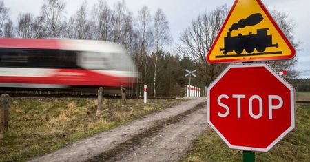 Dwie osoby nie żyją po zderzeniu lokomotywy z drezyną; utrudnienia w kursach PKP
