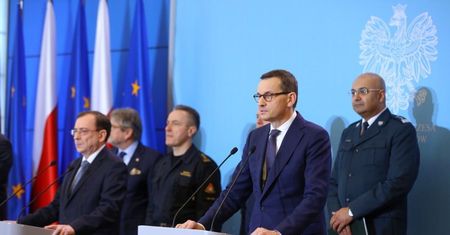 Premier: kontrole sanitarne na granicach oraz w pociągach i portach
