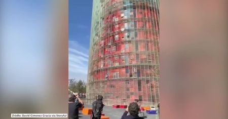 “Francuski spiderman” apeluje o odpowiedzialną walkę z koronawirusem. Wspiął się na słynny wieżowiec w Barcelonie