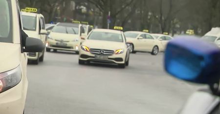 Berlińscy taksówkarze protestują. Ponad tysiąc osób chce wyciągania konsekwencji wobec kierowców Ubera i MyTaxi