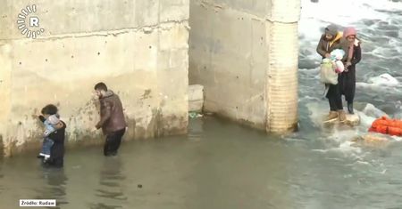 Migranci przekraczają rzekę na granicy Turcji i Grecji. Wśród nich kobiety i dzieci