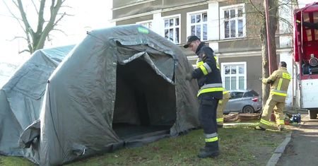 Mobilne izby przyjęć przed szpitalem w Szczecinie