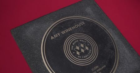 Amy Winehouse pośmiertnie uhonorowana! Kamienna płyta wokalistki pojawiła się w Camden Music Walk of Fame