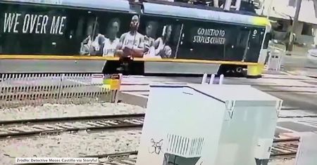 O włos od tragedii. Kierowca bmw wjechał wprost pod rozpędzony pociąg