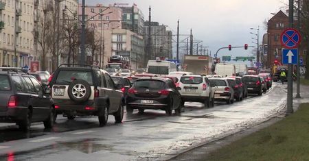Polacy w obawie przed koronawirusem rezygnują z transportu publicznego