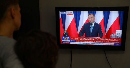 Państwo dopłaci do pensji pracowników do 40 proc. śr. wynagrodzenia firmom, które utrzymają miejsca pracy