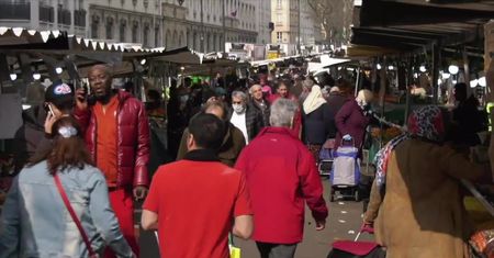 Tłumy na paryskim bazarze, pomimo ścisłej kwarantanny w całym kraju