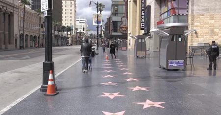 Los Angeles zwolniło z powodu koronawirusa. Hollywoodzka Aleja Sław świeci pustkami