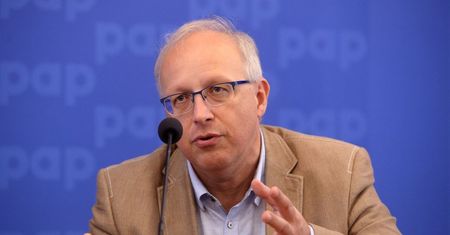 Prof. Flisiak: w kraju epidemia koronawirusa nie ustąpi do końca kwietnia