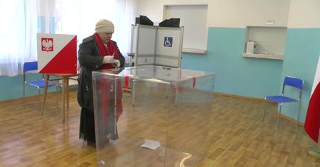 Dezynfekcja kabin do głosowania, komisja w maseczkach. Wybory w Bemowie Piskim w cieniu koronawirusa