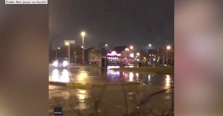 Wyścig 5-konnych motocykli na ulicach Milwaukee. Jeden z uczestników zamontował na jednośladzie… przenośną toaletę