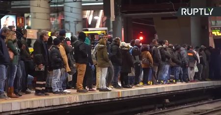 Tłok na madryckich stacjach kolejowych. Pomimo stanu wyjątkowego