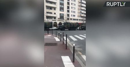 Wojskowe ciężarówki na przedmieściach Paryża. Francja “zamknięta” na dwa tygodnie