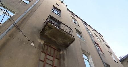Dziecko wypadło z okna kamienicy w Łodzi. Ma liczne złamania i urazy wewnętrzne oraz koronawirusa
