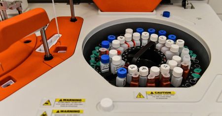 Laboratorium NIZP-PZH w Warszawie zawiesza działanie; pracownik zakładu naukowego z koronawirusem
