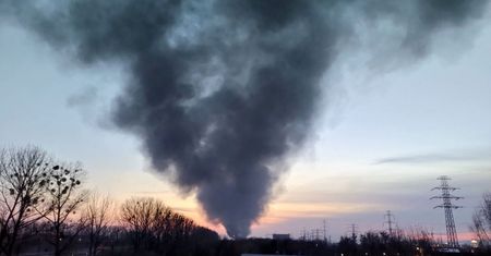 W Jawczycach koło Warszawy pali się hala magazynowa; 80 strażaków jest na miejscu