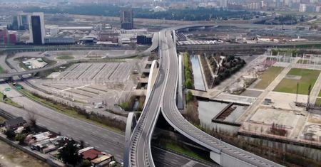Ruchliwa zazwyczaj autostrada niemal opustoszała. We Włoszech ludzie starają się unikać wychodzenia z domu