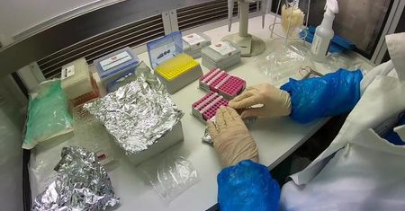 Laboratorium PZH zamknięte. Jeden z pracowników z pozytywnym wynikiem na SARS-CoV-2