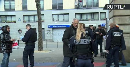 Policja kontroluje ulice Paryża. We Francji trwa restrykcyjna kwarantanna na terenie całego kraju