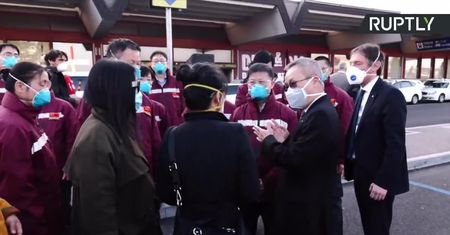 Chiny pomogą Włochom w walce z pandemią koronawirusa. Pierwsi lekarze dotarli do Mediolanu