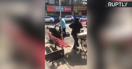 Mieszkańcy Wuhanu wychodzą na ulicę. Wczoraj nie odnotowano żadnego nowego przypadku koronawirusa