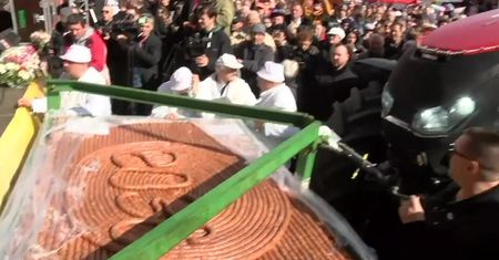 Ponad dwukilometrowa kiełbasa z Serbii. Tysiące smakoszy na 35. edycji festiwalu “Kobasicijada”