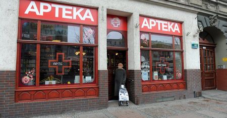 ZZTF: potrzebne szyby na stołach ekspedycyjnych w aptekach na wypadek koronawirusa