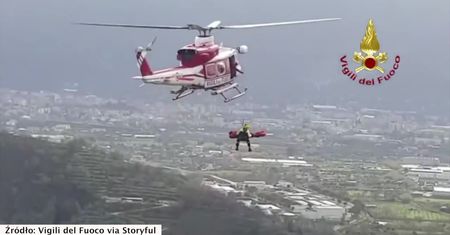 Wypadł z górskiej drogi. Kierowcę, który zawisł nad przepaścią ratowano za pomocą helikoptera
