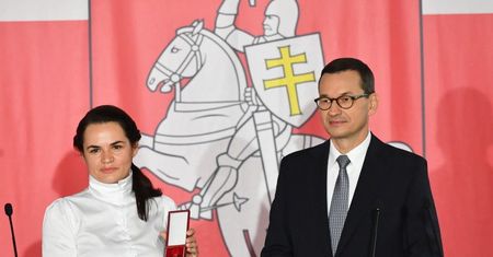 Premier wręczył Cichanouskiej klucze do nowego Domu Białoruskiego w Warszawie