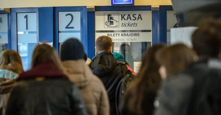 Coraz więcej biletów kolejowych jest kupowanych przez aplikacje i internet