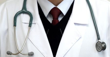 W razie infekcji kontaktujemy się z lekarzem w POZ, z podejrzeniem COVID-19 też