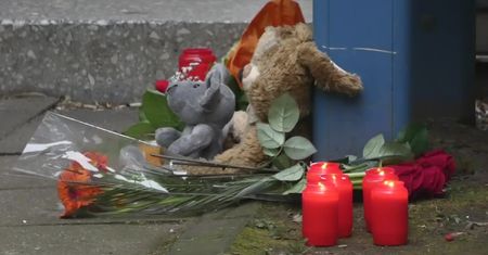 Maskotki przed domem w Solingen. Mieszkańcy upamiętnili zamordowane dzieci