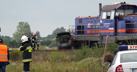 Pociąg zmiażdżył samochód osobowy. Policjant zginął na przejeździe kolejowym w Lubuskiem