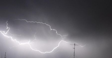 IMGW: burze i opady krupy śnieżnej na Pomorzu; deszcze w południowo-wschodniej Polsce