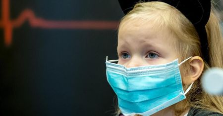 Dzieci mogą chorować nawet po trzech tygodniach od stwierdzenia SARS-CoV-2