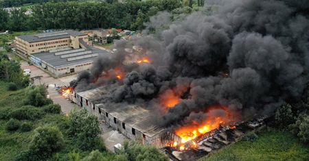 30 zastępów straży gasi pożar w Konstancinie; mieszkańcy powinni zamykać okna