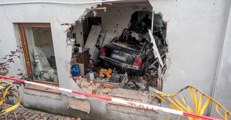 Samochód wbił się w budynek; ewakuowano 9 mieszkańców