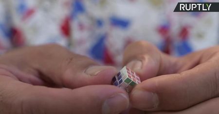 Oto najmniejsza kostka Rubika na świecie. Jej krawędzie mają niecałe 10 milimetrów