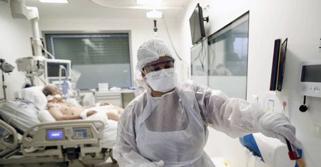 40 proc. zakażonych pracowników służby zdrowia przechodzi Covid-19 bezobjawowo