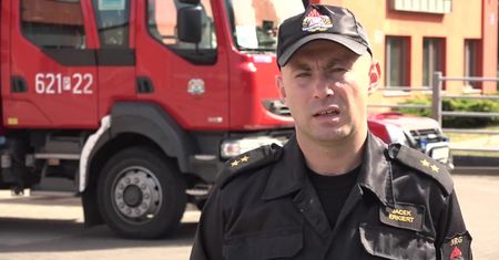 Strażacy z Turka uratowali dwóch mężczyzn, którzy utknęli w szlamie na brzegu jeziora