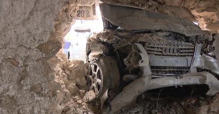 Audi staranowało ścianę budynku w Częstochowie. Kierowca prawdopodobnie zasnął za kierownicą