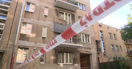 Oderwany balkon zawisł na elewacji kamienicy w Łodzi