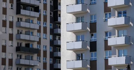Zakup mieszkania wymaga więcej gotówki niż przed rokiem