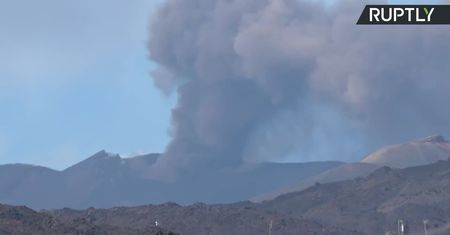 Chmura dymu nad Etną. Erupcja wulkanu na Sycylii