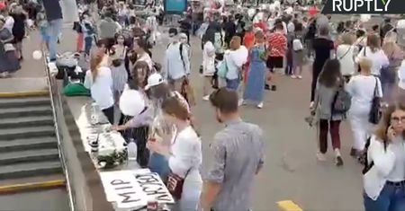 Kolejny dzień pokojowych protestów na Białorusi. Zebrani przytulali funkcjonariuszy OMON-u