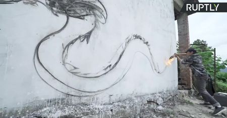 Artysta z Chin tworzy murale, używając płonącego drewna. Robi wrażenie!